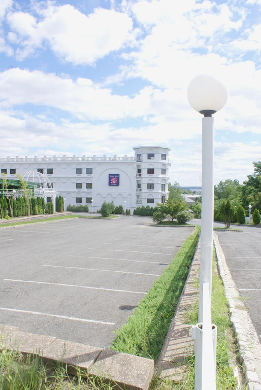 Raritan Hotel Edison Esterno foto